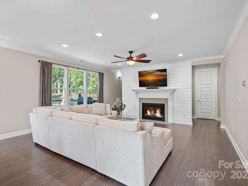 4195 Island Fox Lane, Denver, NC 28037.  MLS# CAR4243299, YatesRealty ID 10051. Cozy and inviting living room.