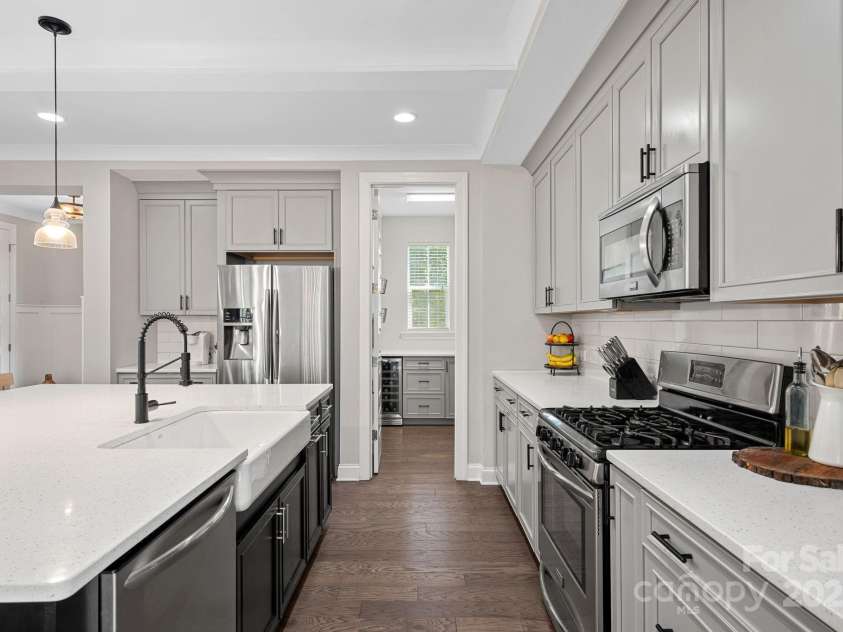 4195 Island Fox Lane, Denver, NC 28037.  MLS# CAR4243299, YatesRealty ID 10051. Sleek and modern stainless steel appliances.