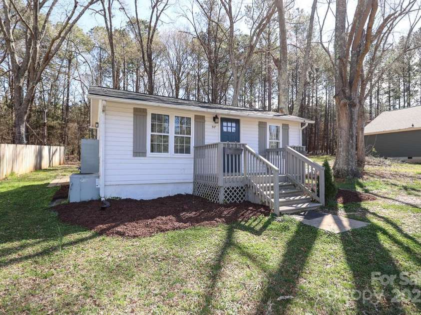 517 Roberts Avenue, York, SC 29745.  MLS# CAR4234730, YatesRealty ID 10052. Exterior Front