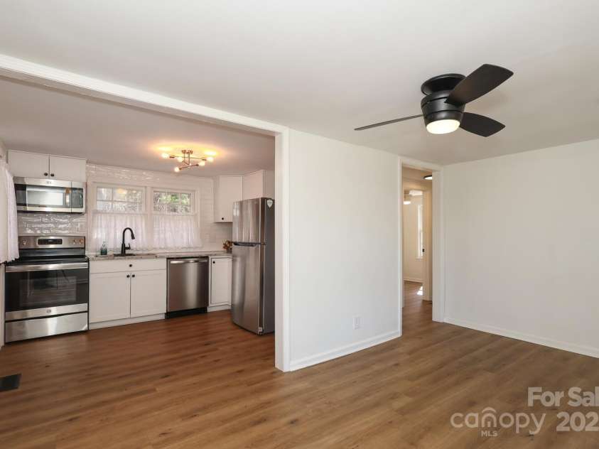 517 Roberts Avenue, York, SC 29745.  MLS# CAR4234730, YatesRealty ID 10052. Family Room Kitchen