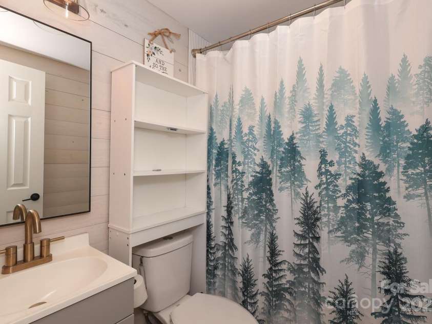 517 Roberts Avenue, York, SC 29745.  MLS# CAR4234730, YatesRealty ID 10052. Hall Bath