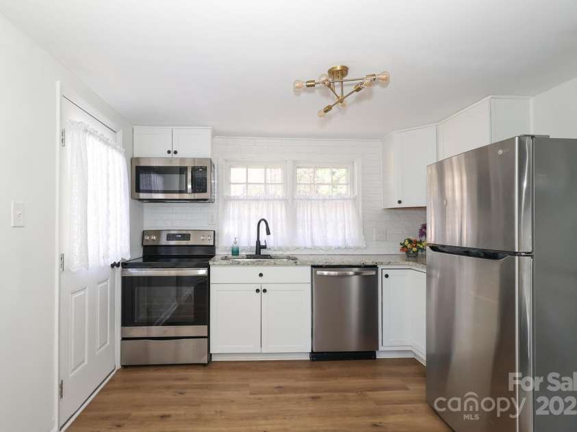 517 Roberts Avenue, York, SC 29745.  MLS# CAR4234730, YatesRealty ID 10052. Kitchen