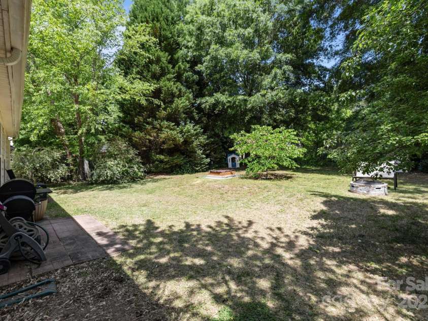 16117 Wrights Ferry Road, Charlotte, NC 28278.  MLS# CAR4251187, YatesRealty ID 10054. 