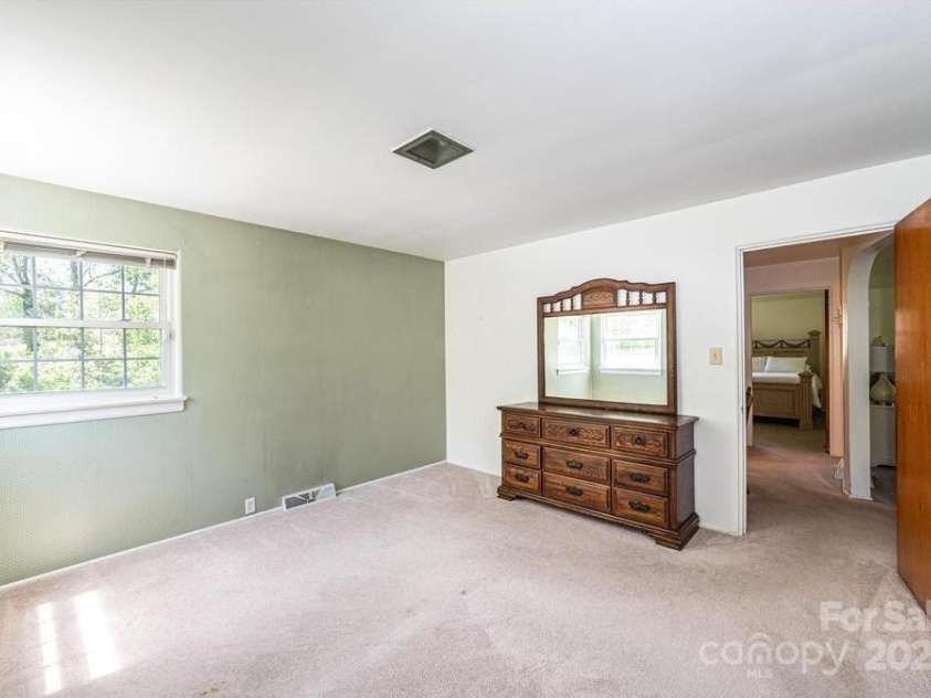 930 39th Street, Hickory, NC 28602.  MLS# CAR4250919, YatesRealty ID 10055. 