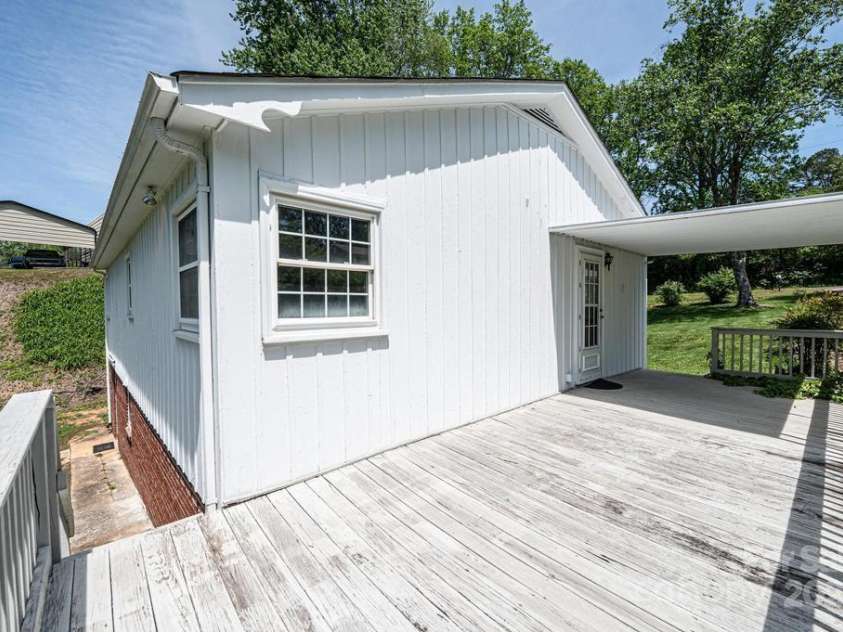 930 39th Street, Hickory, NC 28602.  MLS# CAR4250919, YatesRealty ID 10055. 