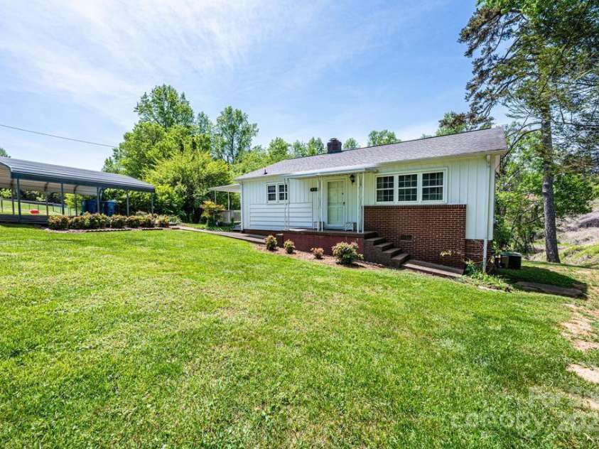 930 39th Street, Hickory, NC 28602.  MLS# CAR4250919, YatesRealty ID 10055. 
