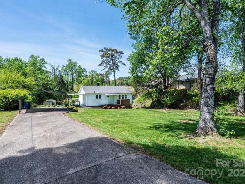 930 39th Street, Hickory, NC 28602.  MLS# CAR4250919, YatesRealty ID 10055. 