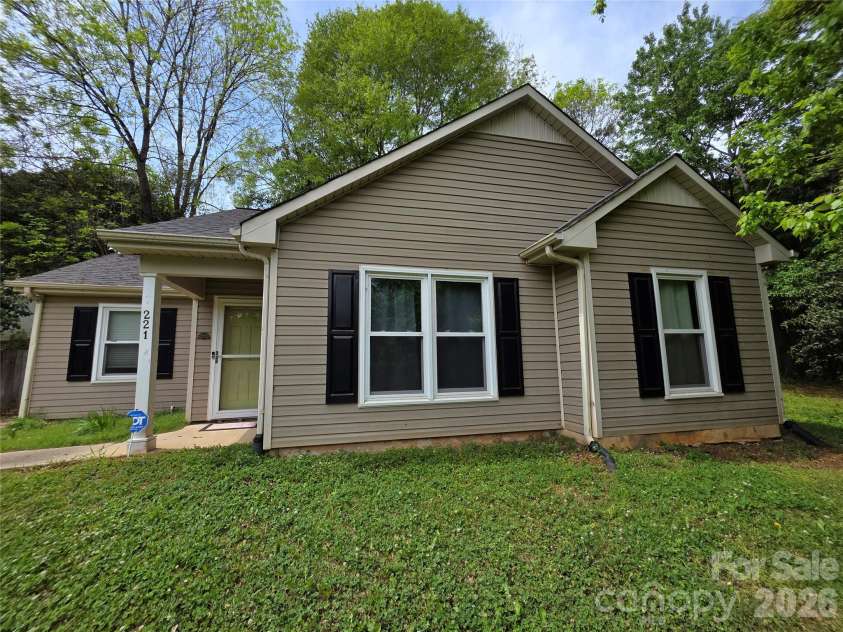 221 Auten Circle, Mount Holly, NC 28120.  MLS# CAR4368237, YatesRealty ID 10057. 