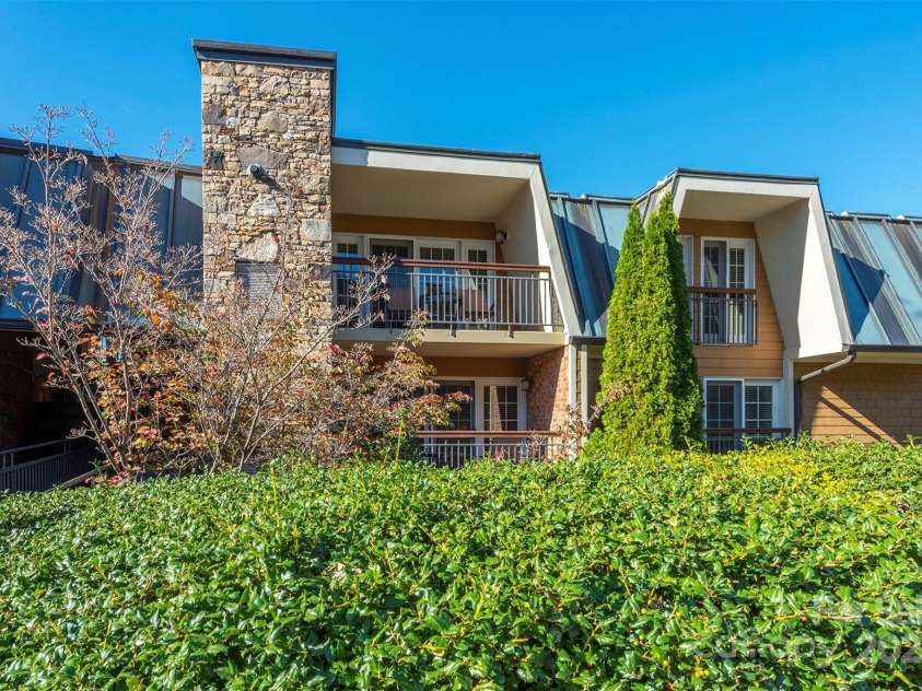 303 Bowling Park Road, Asheville, NC 28803.  MLS# CAR4202731, YatesRealty ID 10057. 303 has a level entry with no stairs!