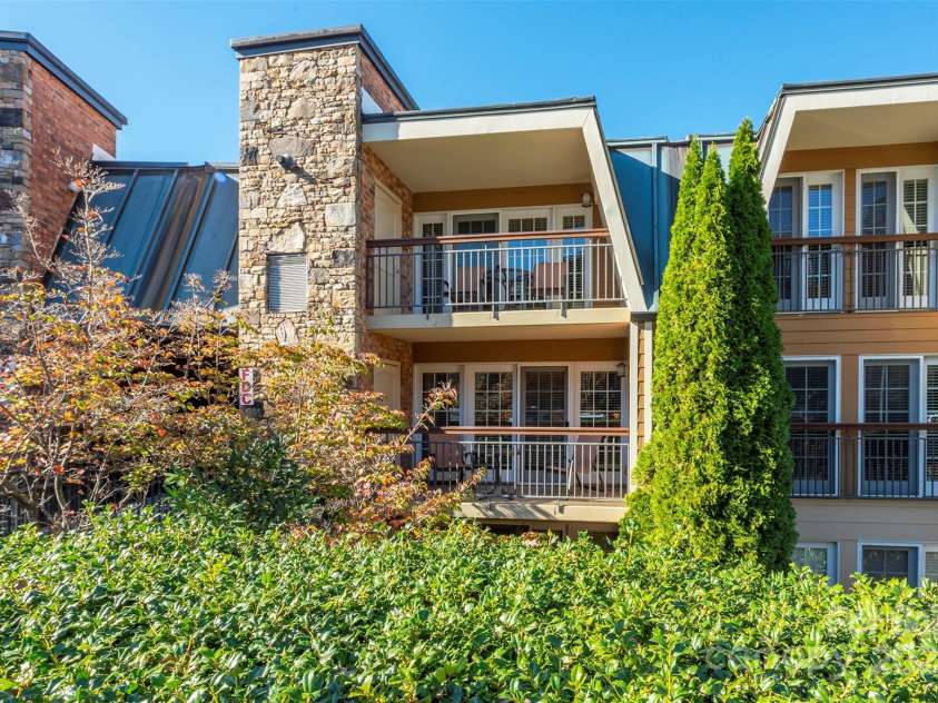 303 Bowling Park Road, Asheville, NC 28803.  MLS# CAR4202731, YatesRealty ID 10057. Whether you’re here for a visit or a lifetime – you’ll always feel like you’re on holiday at the Residences at Biltmore.