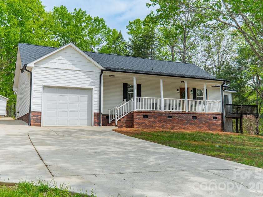 902 Cornelius Road, Mooresville, NC 28117.  MLS# CAR4366793, YatesRealty ID 10058. 