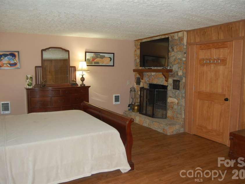 114 Lady Slipper Loop, Newland, NC 28657.  MLS# CAR4367334, YatesRealty ID 10060. 