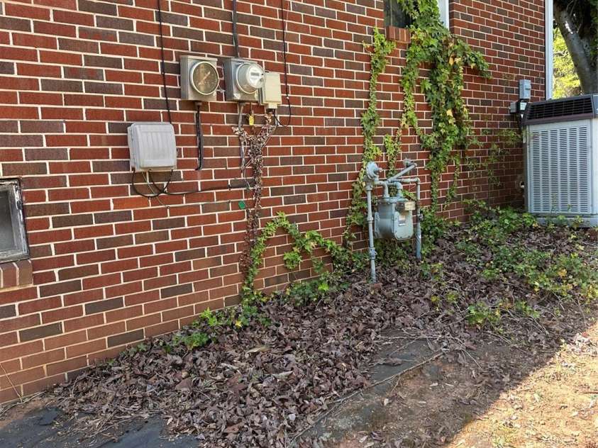 2760 19th Avenue, Hickory, NC 28601.  MLS# CAR4366987, YatesRealty ID 10061. 