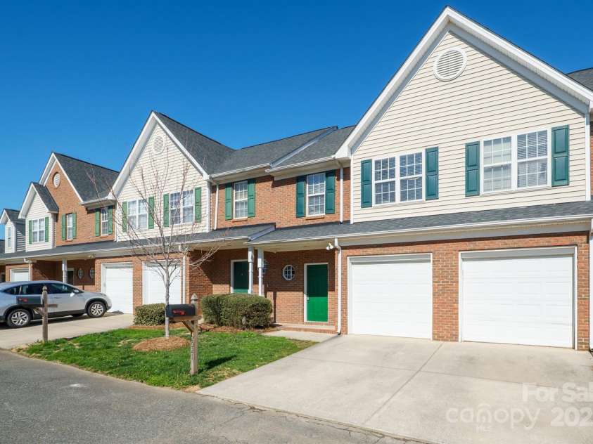 2021 Lennox Square Road, Charlotte, NC 28210.  MLS# CAR4228727, YatesRealty ID 10062. 