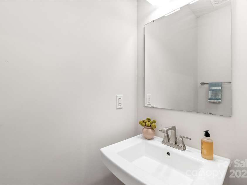 232 Parkwood Avenue, Charlotte, NC 28206.  MLS# CAR4220044, YatesRealty ID 10066. 