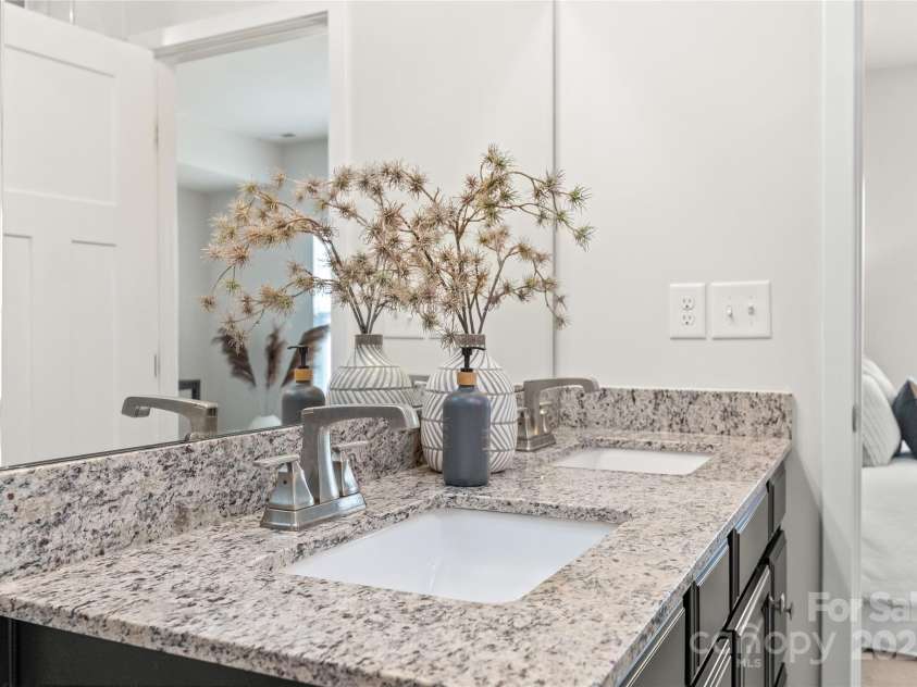 232 Parkwood Avenue, Charlotte, NC 28206.  MLS# CAR4220044, YatesRealty ID 10066. 