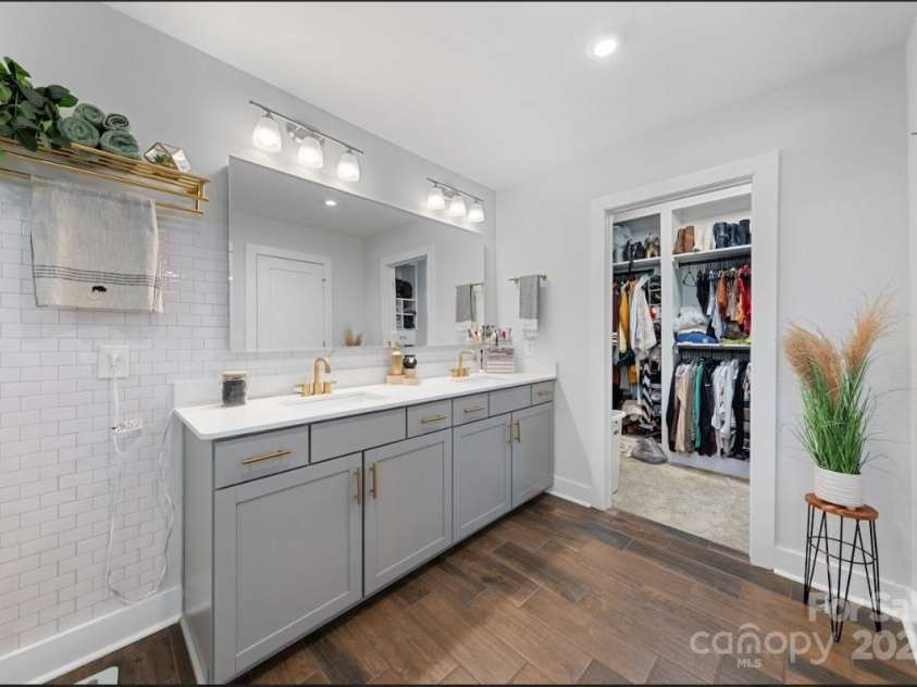 11039 Stetler Street, Charlotte, NC 28204.  MLS# CAR4244228, YatesRealty ID 10070. Master Bathroom