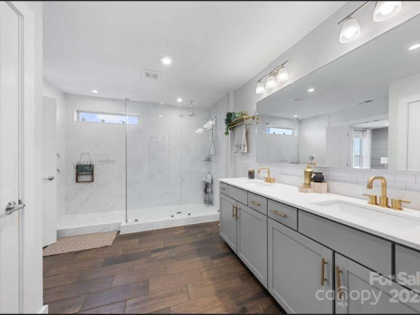 11039 Stetler Street, Charlotte, NC 28204.  MLS# CAR4244228, YatesRealty ID 10070. Master Bathroom