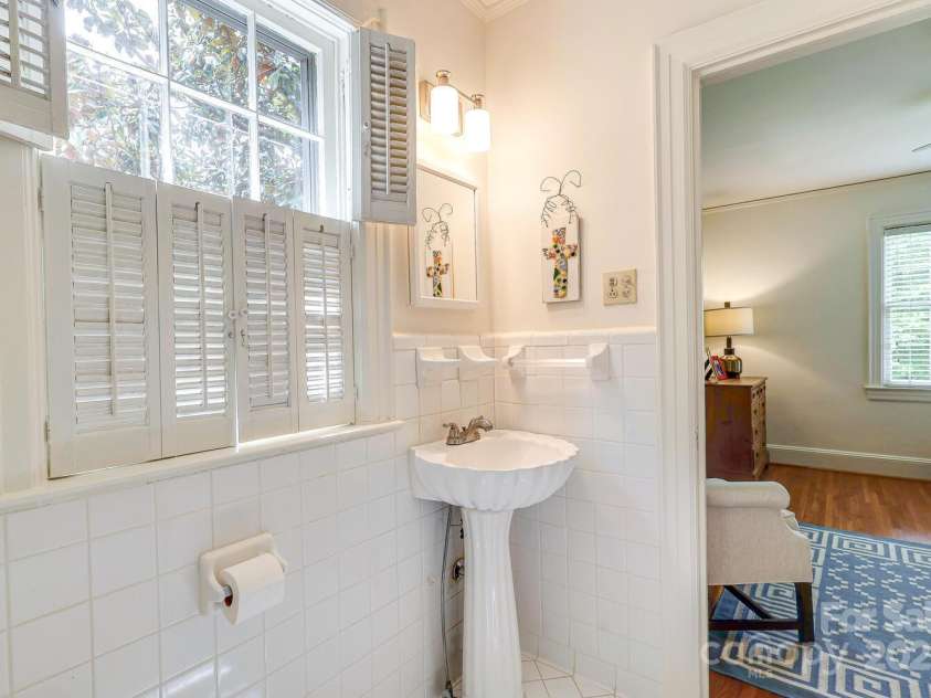 1943 Wendover Road, Charlotte, NC 28211.  MLS# CAR4247717, YatesRealty ID 10072. Bathroom with Bedroom 3