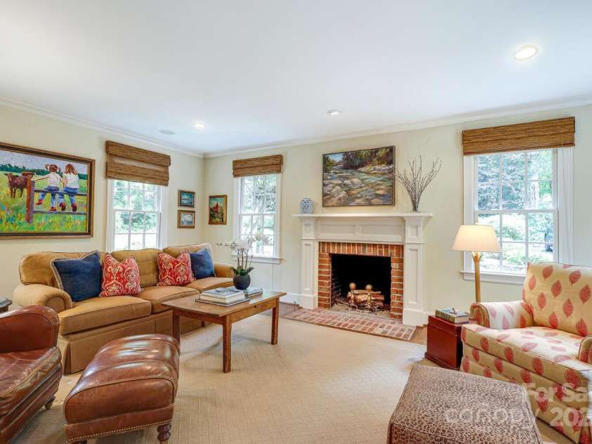 1943 Wendover Road, Charlotte, NC 28211.  MLS# CAR4247717, YatesRealty ID 10072. Great room