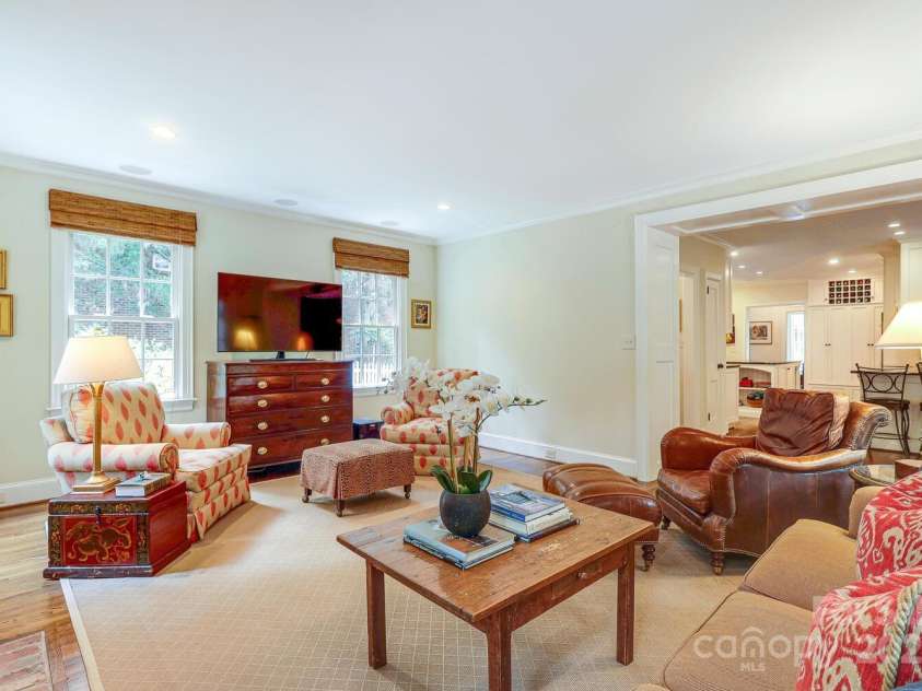 1943 Wendover Road, Charlotte, NC 28211.  MLS# CAR4247717, YatesRealty ID 10072. Great room
