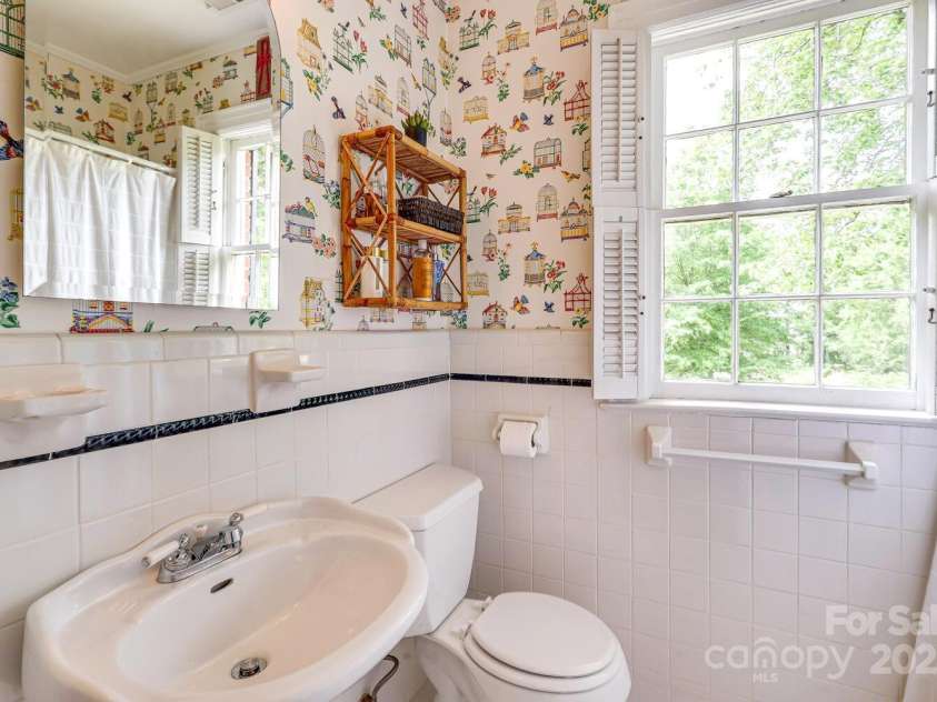 1943 Wendover Road, Charlotte, NC 28211.  MLS# CAR4247717, YatesRealty ID 10072. Hall bathroom