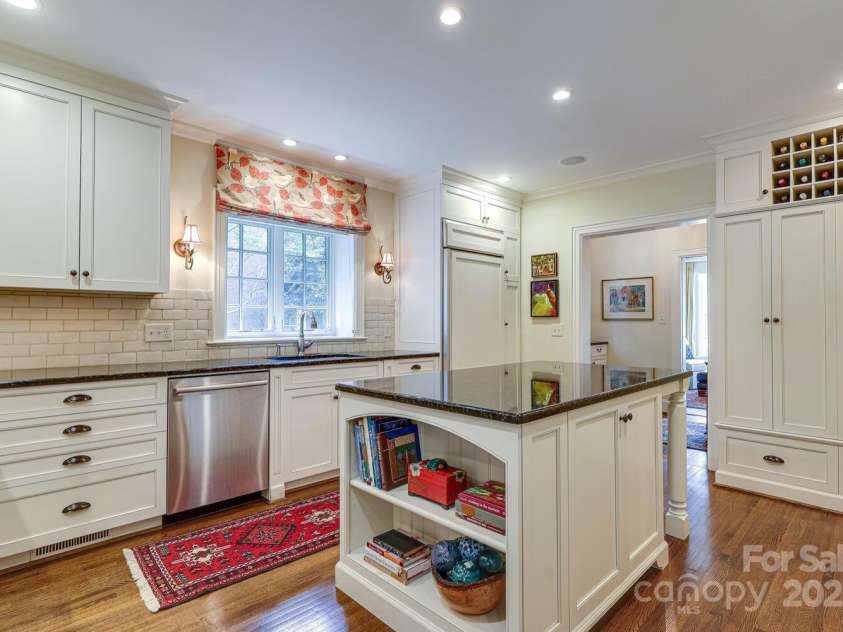 1943 Wendover Road, Charlotte, NC 28211.  MLS# CAR4247717, YatesRealty ID 10072. Kitchen cabinetry and storage
