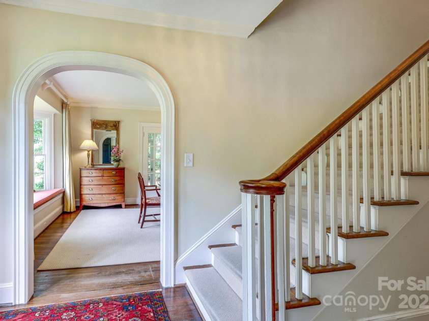 1943 Wendover Road, Charlotte, NC 28211.  MLS# CAR4247717, YatesRealty ID 10072. Welcoming entrance