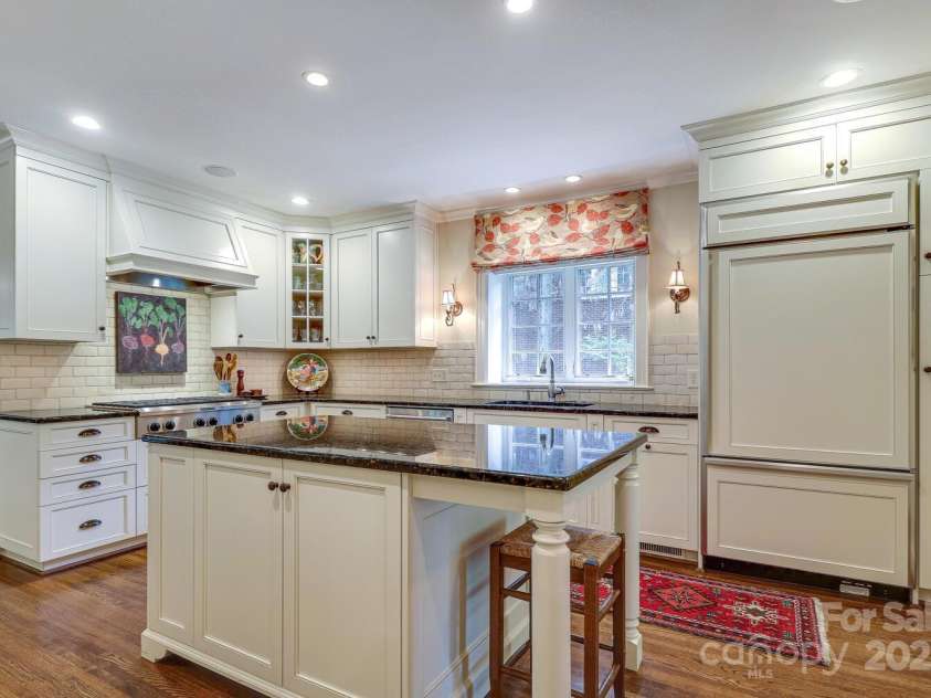 1943 Wendover Road, Charlotte, NC 28211.  MLS# CAR4247717, YatesRealty ID 10072. Wonderfully planned kitchen