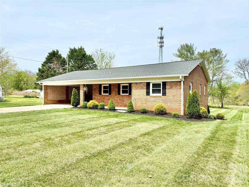 261 Thomas Lane, Stony Point, NC 28678.  MLS# CAR4368460, YatesRealty ID 10074. 