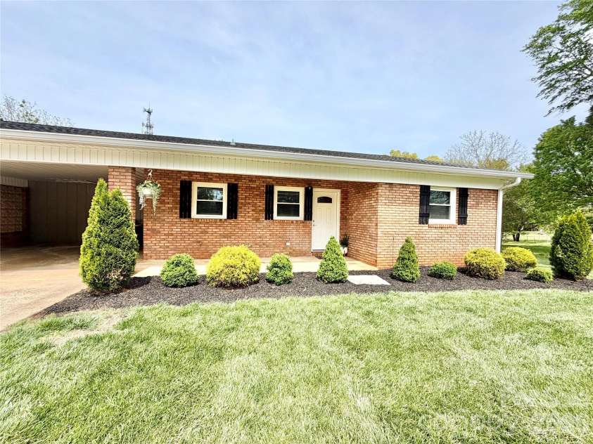 261 Thomas Lane, Stony Point, NC 28678.  MLS# CAR4368460, YatesRealty ID 10074. 