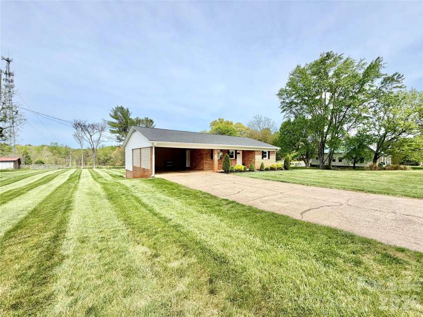261 Thomas Lane, Stony Point, NC 28678.  MLS# CAR4368460, YatesRealty ID 10074. 