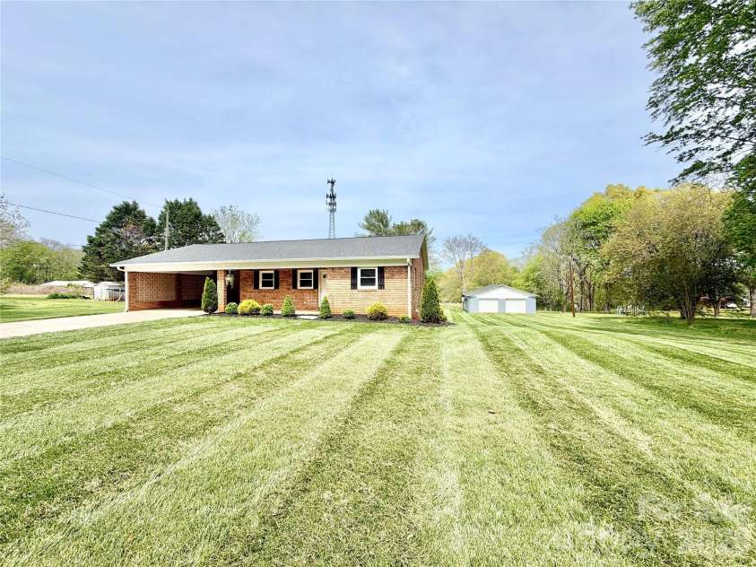 261 Thomas Lane, Stony Point, NC 28678.  MLS# CAR4368460, YatesRealty ID 10074. 