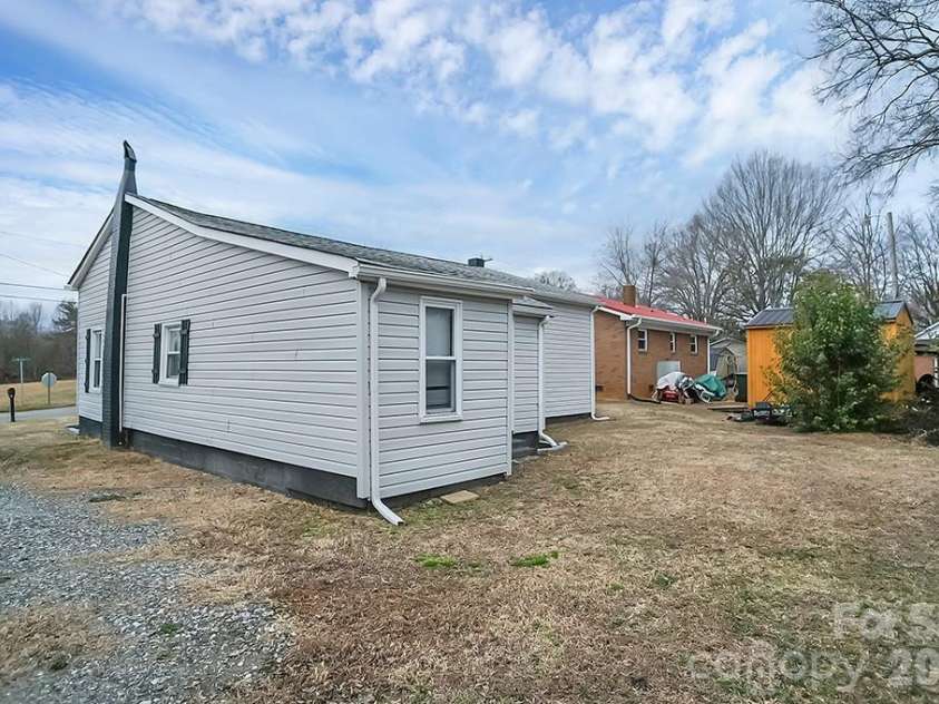 301 Jc Dellinger Road, Cherryville, NC 28021.  MLS# CAR4345270, YatesRealty ID 10079. 