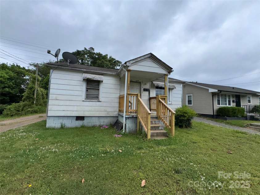 302 Melrose Drive, Concord, NC 28025.  MLS# CAR4253555, YatesRealty ID 10082. 