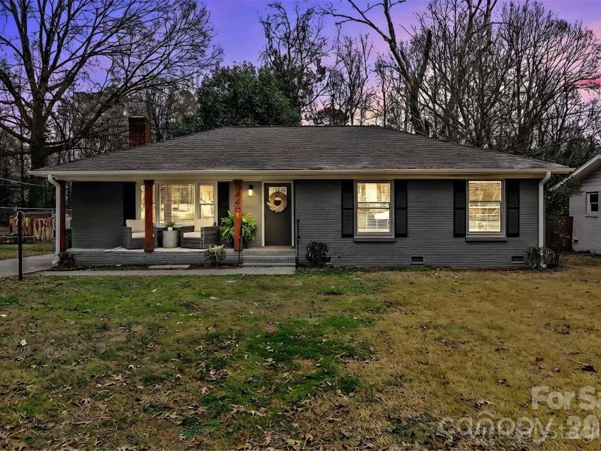 5448 Kinsale Lane, Charlotte, NC 28215.  MLS# CAR4338545, YatesRealty ID 10083. WELCOME HOME to 5448 Kinsale Ln!! (Virtually staged).