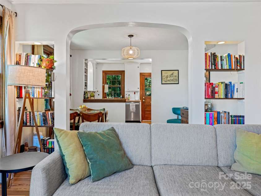 15 Pine Grove Avenue, Asheville, NC 28801.  MLS# CAR4252376, YatesRealty ID 10084. 