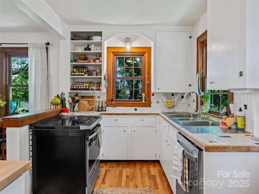 15 Pine Grove Avenue, Asheville, NC 28801.  MLS# CAR4252376, YatesRealty ID 10084. 