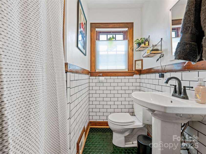 15 Pine Grove Avenue, Asheville, NC 28801.  MLS# CAR4252376, YatesRealty ID 10084. 