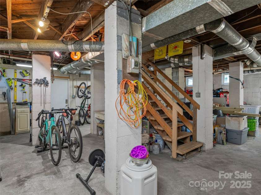 15 Pine Grove Avenue, Asheville, NC 28801.  MLS# CAR4252376, YatesRealty ID 10084. 