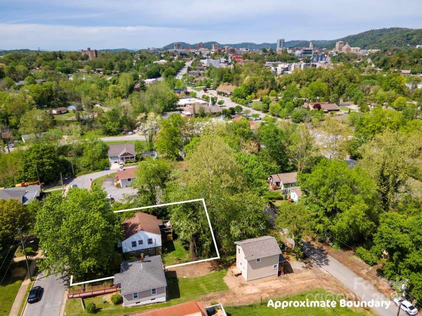15 Pine Grove Avenue, Asheville, NC 28801.  MLS# CAR4252376, YatesRealty ID 10084. 