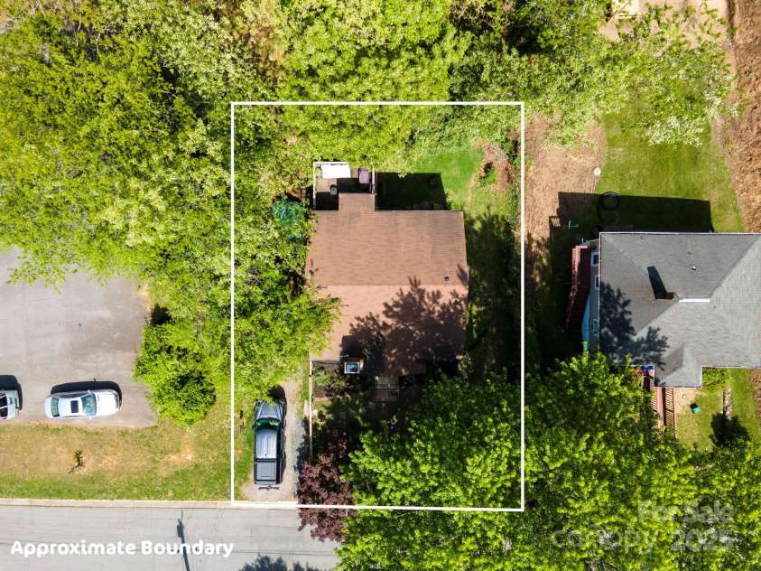 15 Pine Grove Avenue, Asheville, NC 28801.  MLS# CAR4252376, YatesRealty ID 10084. 