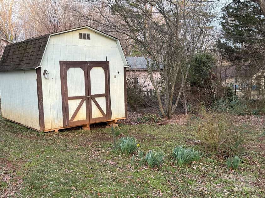 3498 Yorkland Drive, Hickory, NC 28601.  MLS# CAR4249082, YatesRealty ID 10086. 