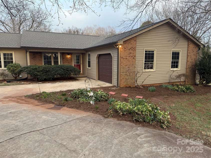 3498 Yorkland Drive, Hickory, NC 28601.  MLS# CAR4249082, YatesRealty ID 10086. 