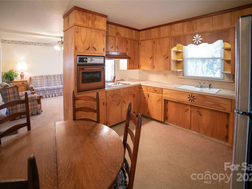 1052 Orchard Street, Valdese, NC 28690.  MLS# CAR4223155, YatesRealty ID 10087. Small breakfast area