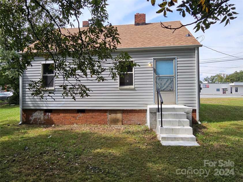 145 33rd Street, Hickory, NC 28602.  MLS# CAR4188655, YatesRealty ID 1009. 