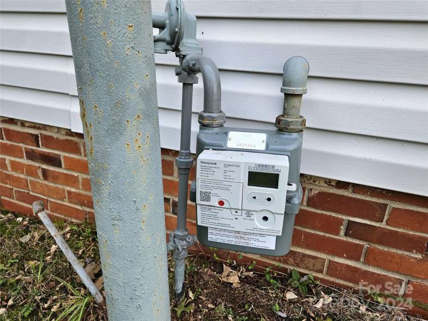 145 33rd Street, Hickory, NC 28602.  MLS# CAR4188655, YatesRealty ID 1009. Natural Gas