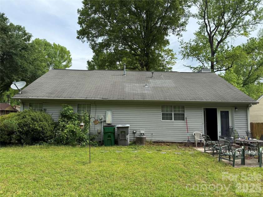 6000 Crosswood Court, Charlotte, NC 28215.  MLS# CAR4333384, YatesRealty ID 1009. 