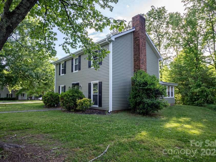9801 Kent Village Drive, Charlotte, NC 28269.  MLS# CAR4252245, YatesRealty ID 10090. 