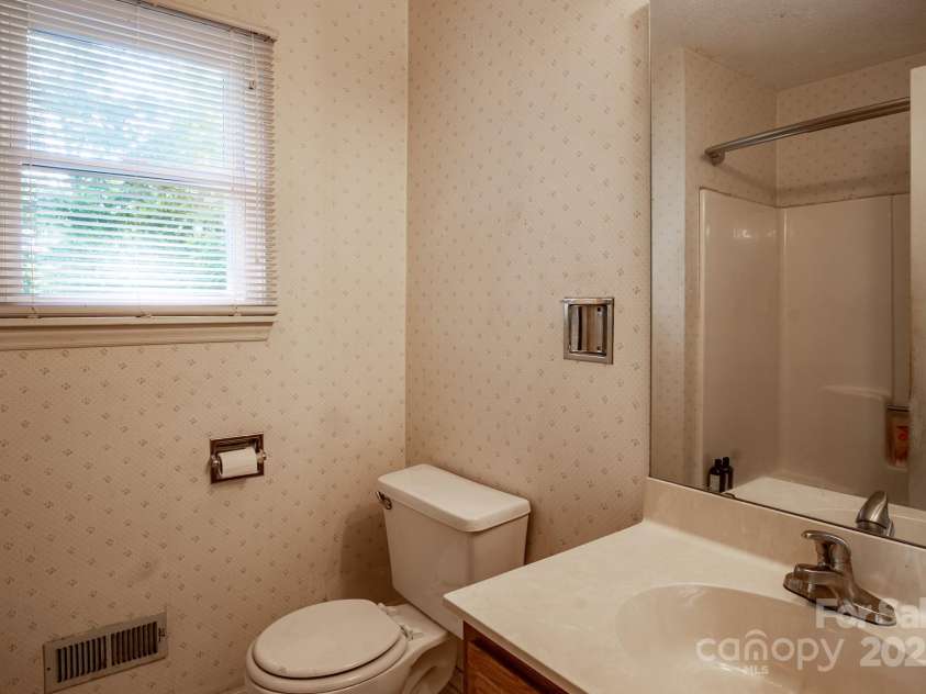 9801 Kent Village Drive, Charlotte, NC 28269.  MLS# CAR4252245, YatesRealty ID 10090. Primary full bath